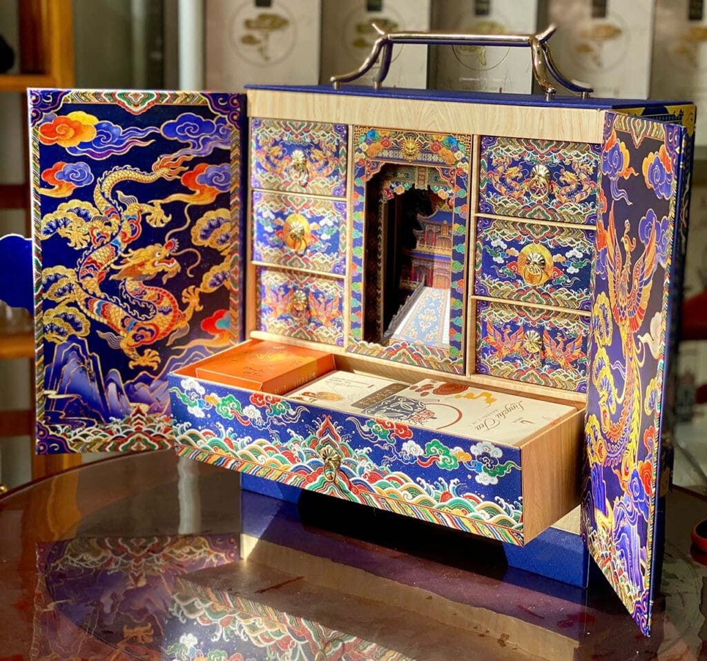 Hộp bánh trung thu Long phụng kim hoa dưới ánh nắng