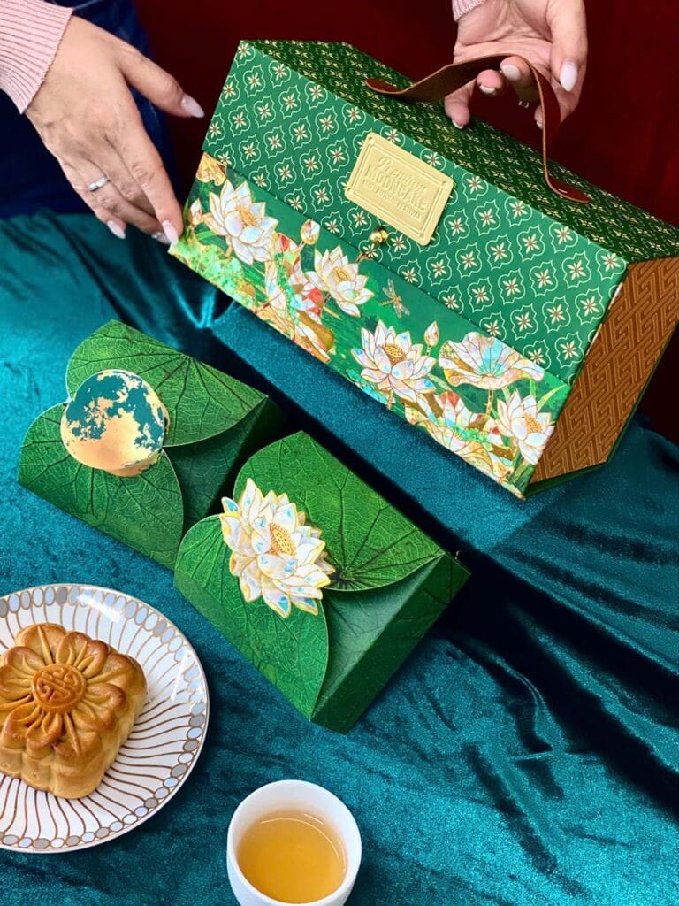 Hộp bánh trung thu Sen Gấm trên tay